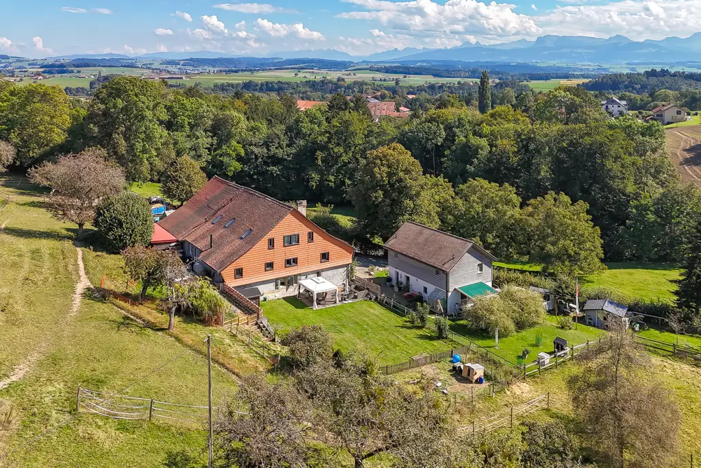 À 10 minutes d’Épalinges – Élégance rurale &amp; art de vivre transformé en 3 maisons