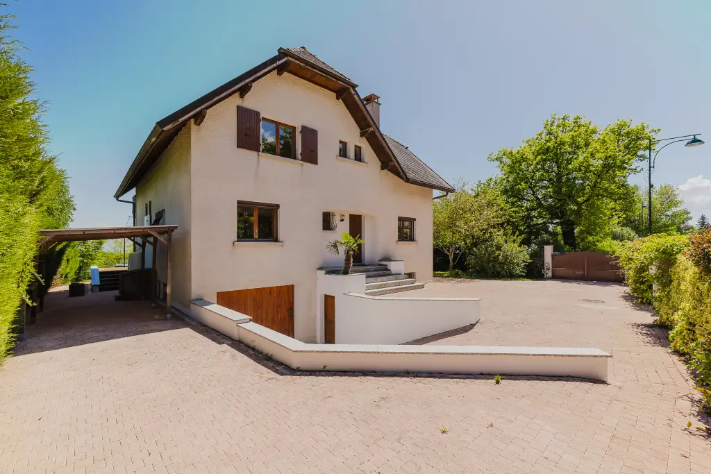 À vendre : Échenevex Villa rénovée avec piscine, vue dégagée sur les Alpes.