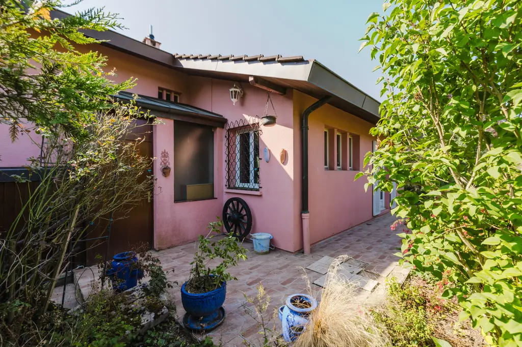 À LOUER – CHARMANTE MAISON JUMELÉE AVEC JARDIN ET VÉRANDA À ONEX (GE)