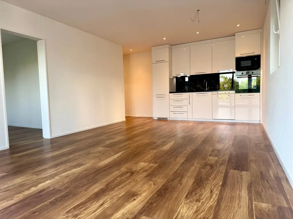 Neuwertig und hell mit grossem Balkon