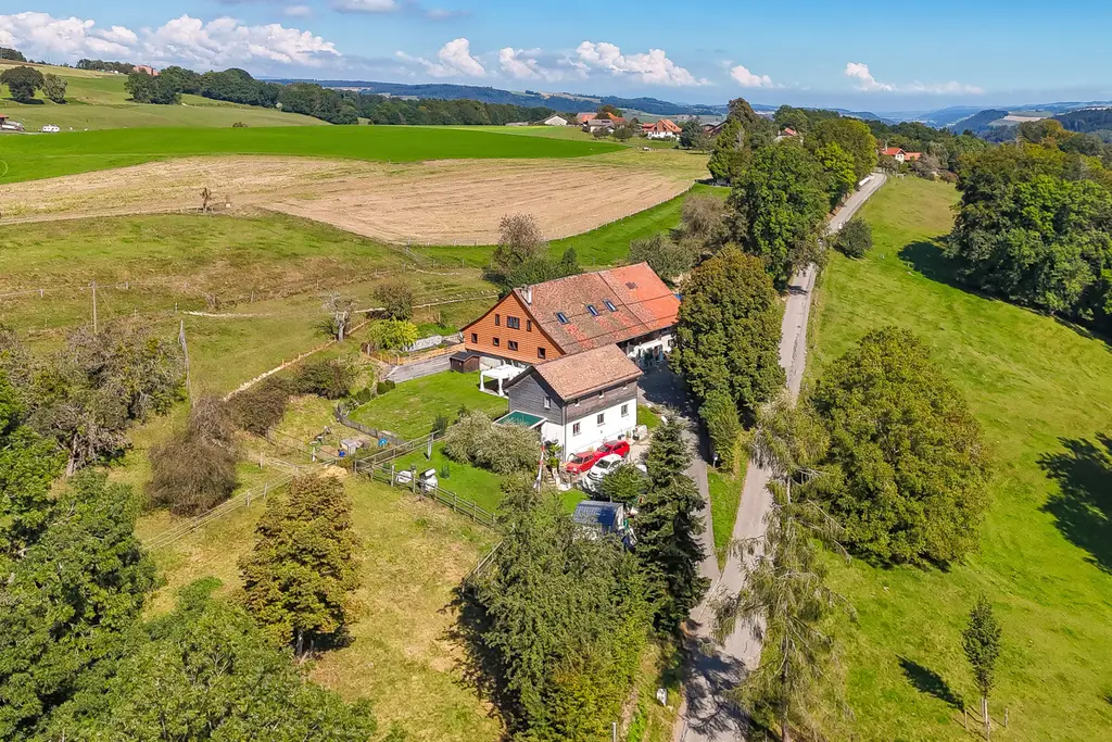 À 10 minutes d’Épalinges – Élégance rurale &amp; art de vivre transformé en 3 maisons