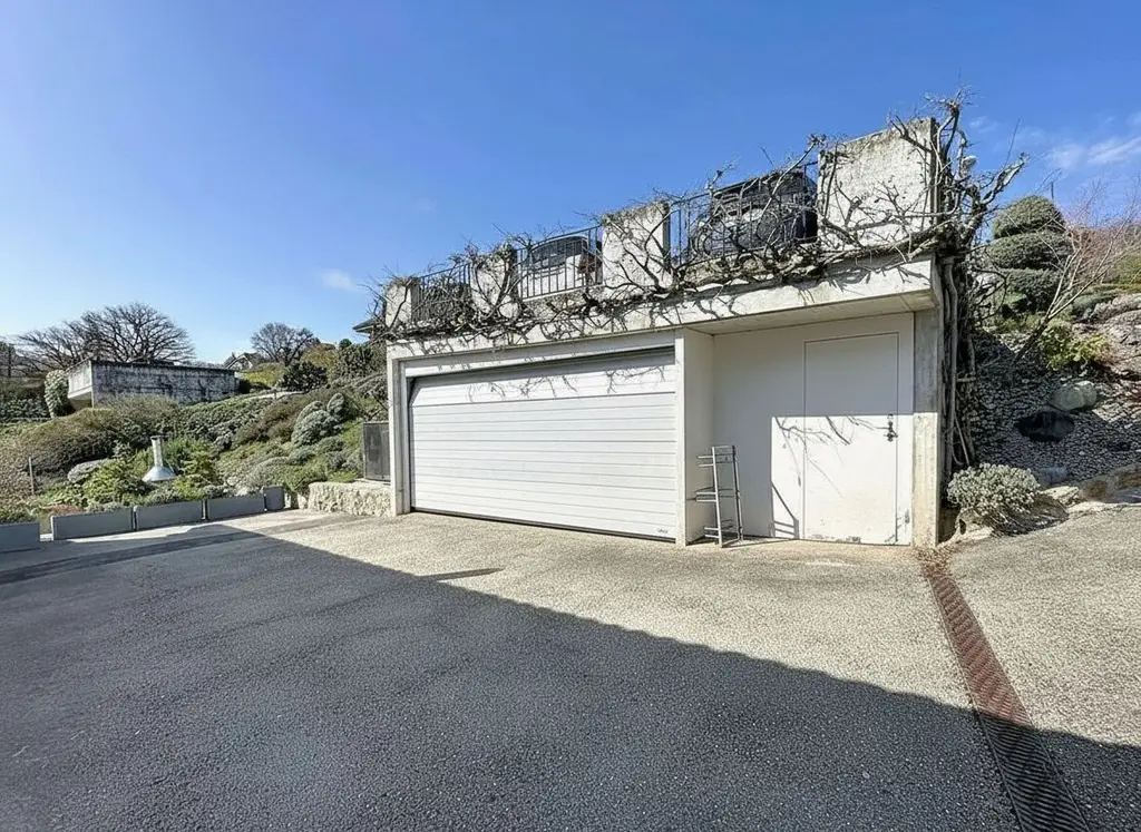 Une propriété unique entre ciel, lac et montagnes