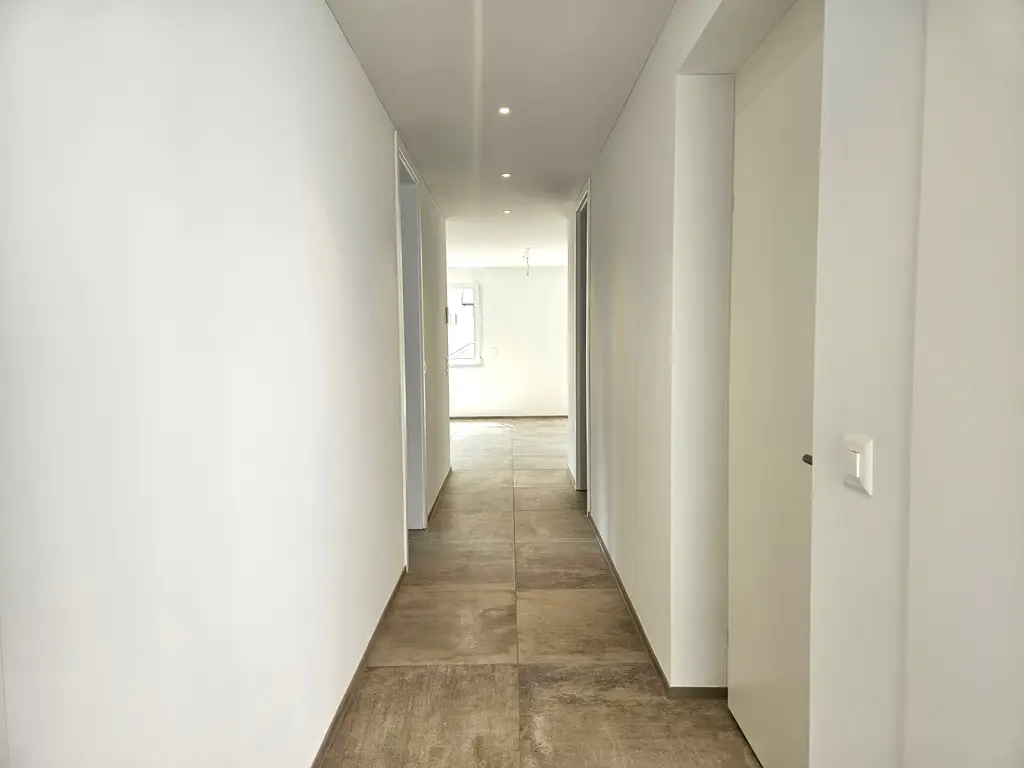 NEUBAU AN TOP LAGE (WHG-B) MIT GROSSZÜGIGER SITZPLATZ 88M2 UND MIT EIGNE WASCHKÜCHE UND KELLER (23 m2)