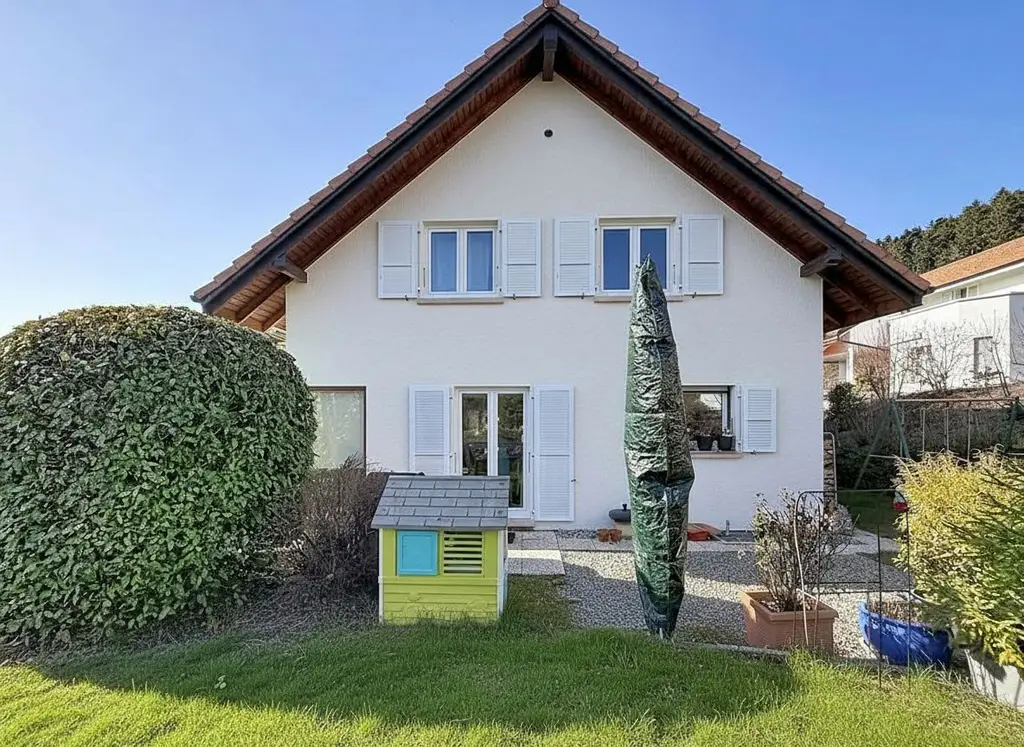 Belle maison familiale de 6,5 pièces avec véranda, jardin arboré et panneaux solaires – Ursy (FR)