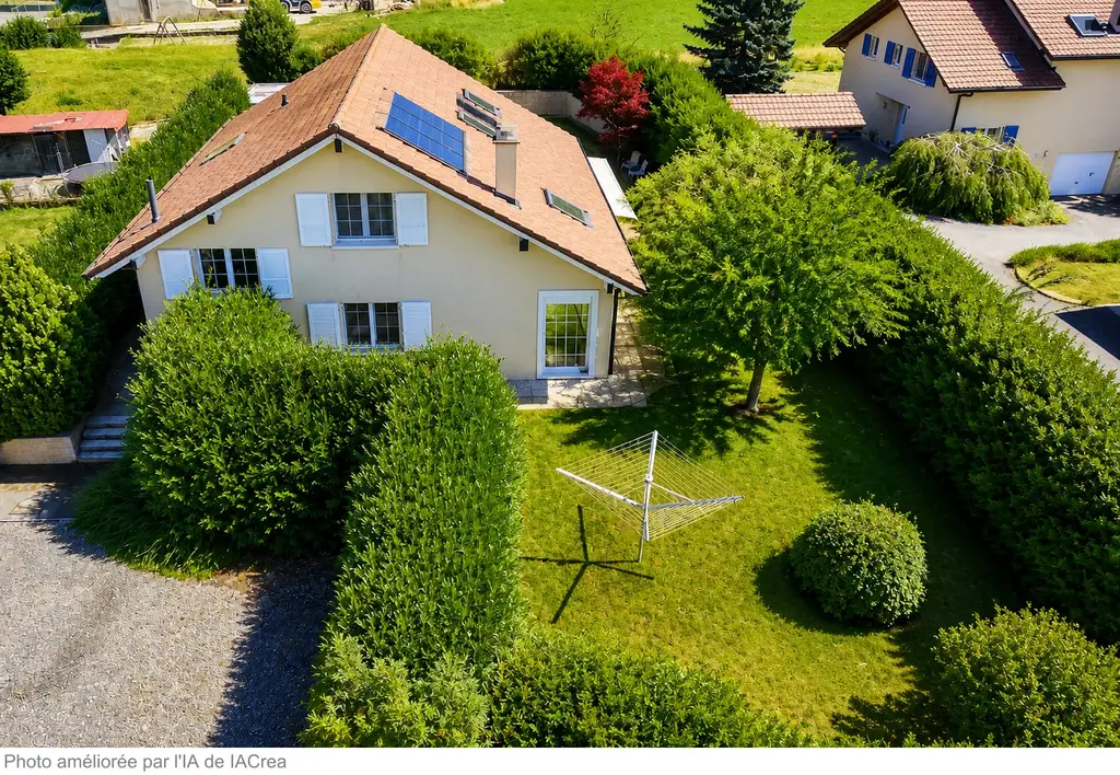 Spacieuse maison familiale, grand jardin verdoyant et garages pour 4 voitures + 2 places de parcs