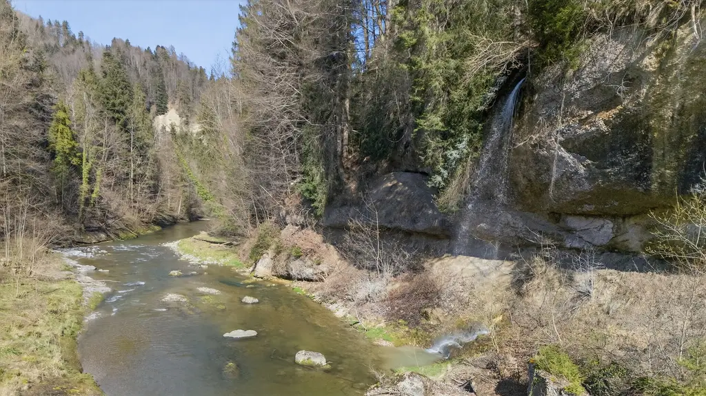 Eine Oase der Ruhe und Erholung am Necker mit Sicht auf den Wasserfall