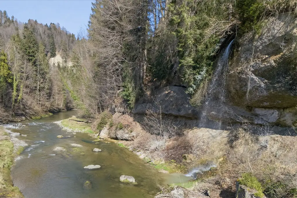 Eine Oase der Ruhe und Erholung am Necker mit Sicht auf den Wasserfall