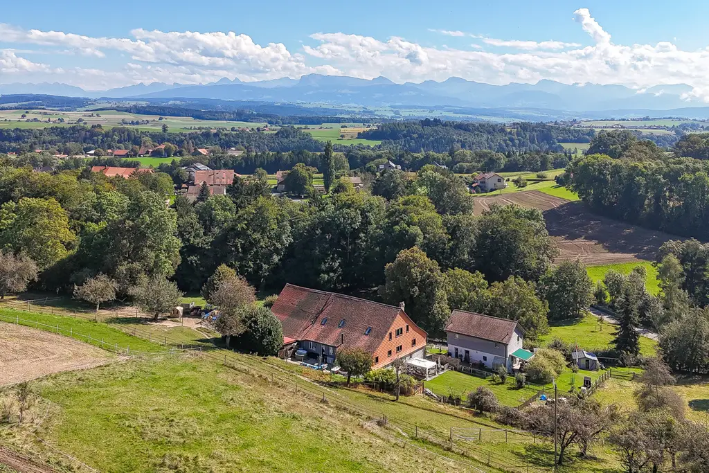 À 10 minutes d’Épalinges – Élégance rurale &amp; art de vivre transformé en 3 maisons