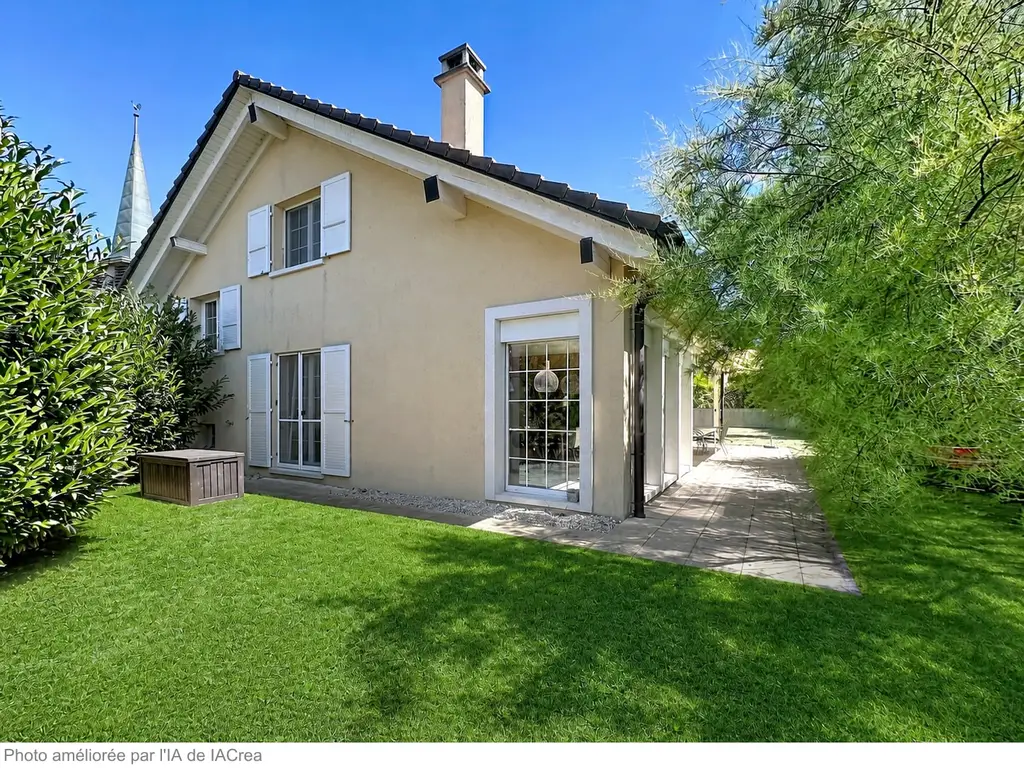 Havre de verdure au cœur du village de Molondin – élégante maison familiale aux volumes généreux