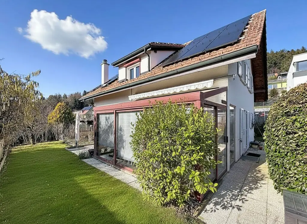 Belle maison familiale de 6,5 pièces avec véranda, jardin arboré et panneaux solaires – Ursy (FR)