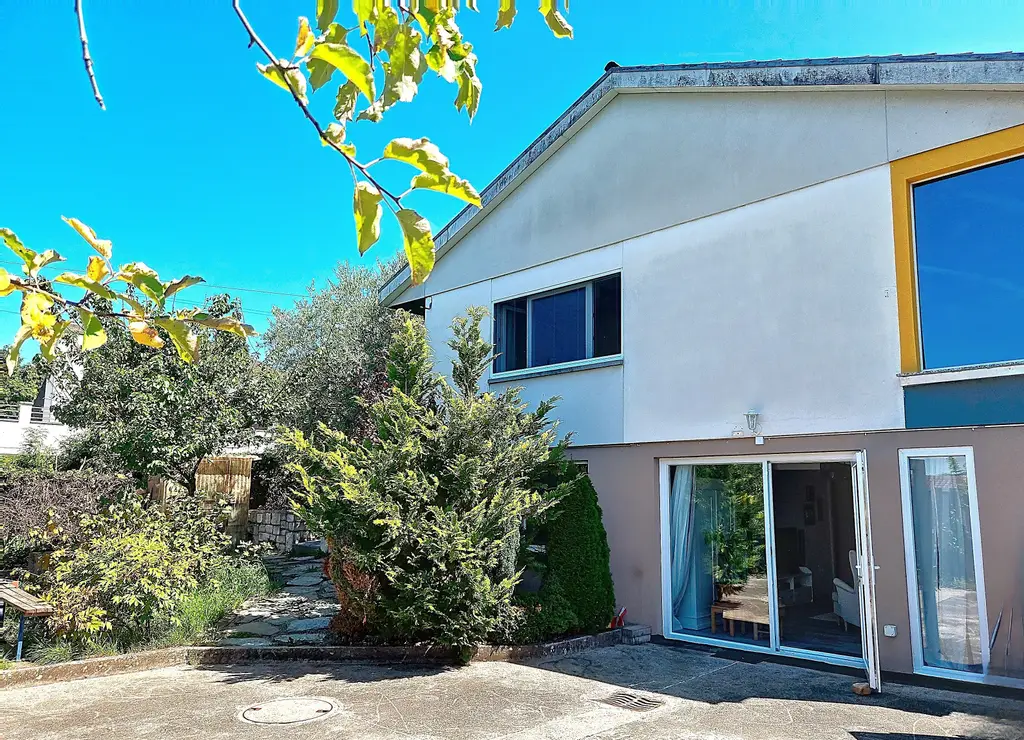 Villa 7,5 p  Corcelles-près-Payerne (VD) – Belle, chaleureuse, au calme, et dans un cocon de verdure