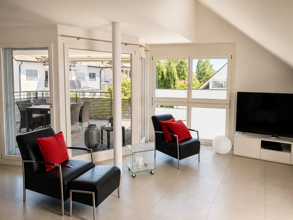 Geräumige 3.5-Zimmer Dachwohnung mit Aussicht in Weiningen
