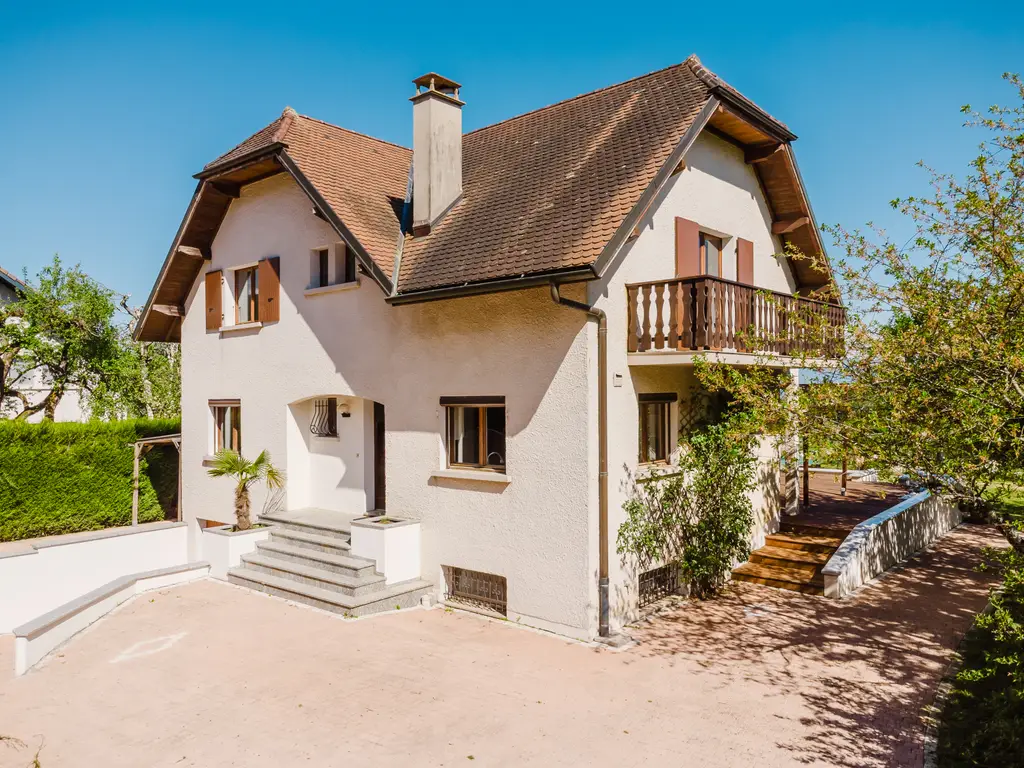 À vendre : Échenevex Villa rénovée avec piscine, vue dégagée sur les Alpes.