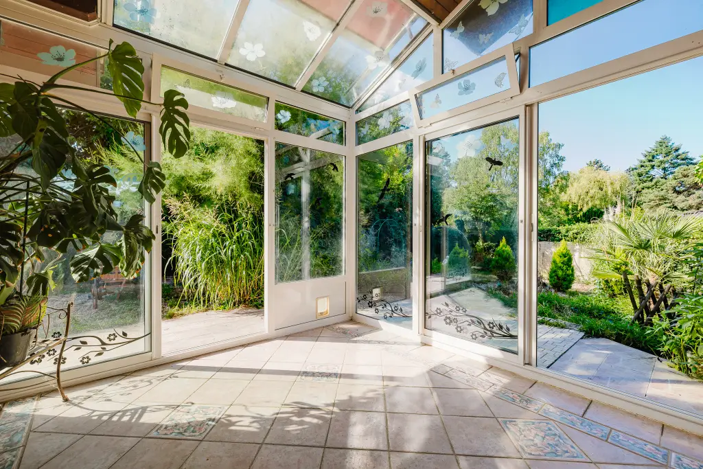 À LOUER – CHARMANTE MAISON JUMELÉE AVEC JARDIN ET VÉRANDA À ONEX (GE)