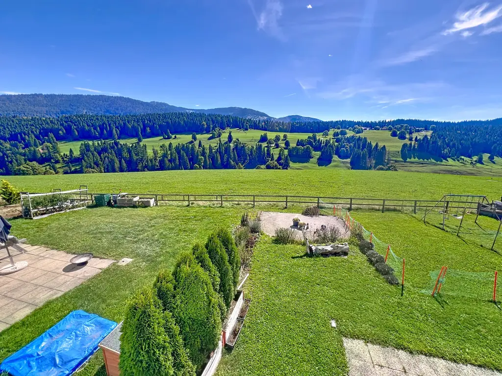 2 maisons familiales réunies sous un même toit – Une vue à couper le souffle !