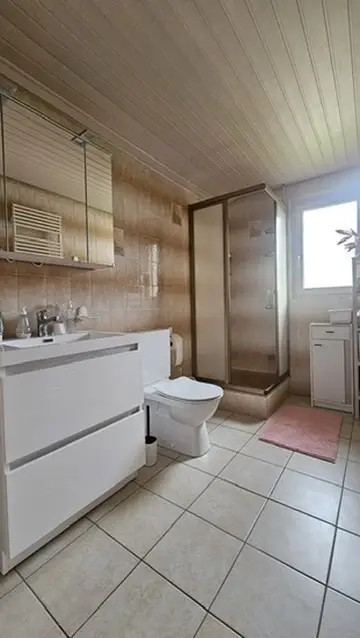 Chaleureuse maison, dans un agréable quartier résidentiel, garage double, places de parc