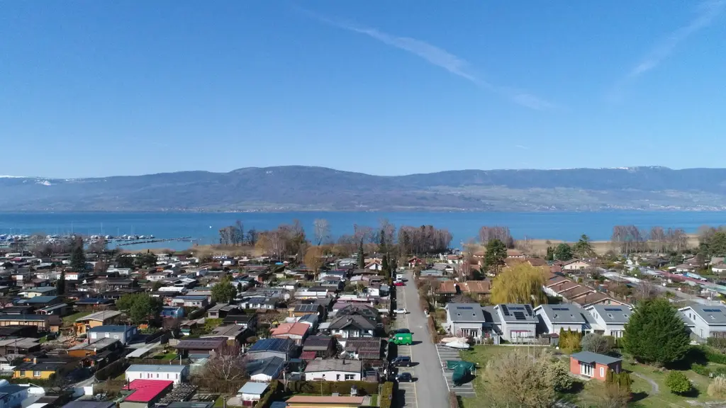 Attique lumineux avec grande terrasse et vue sur le lac – Cheyres