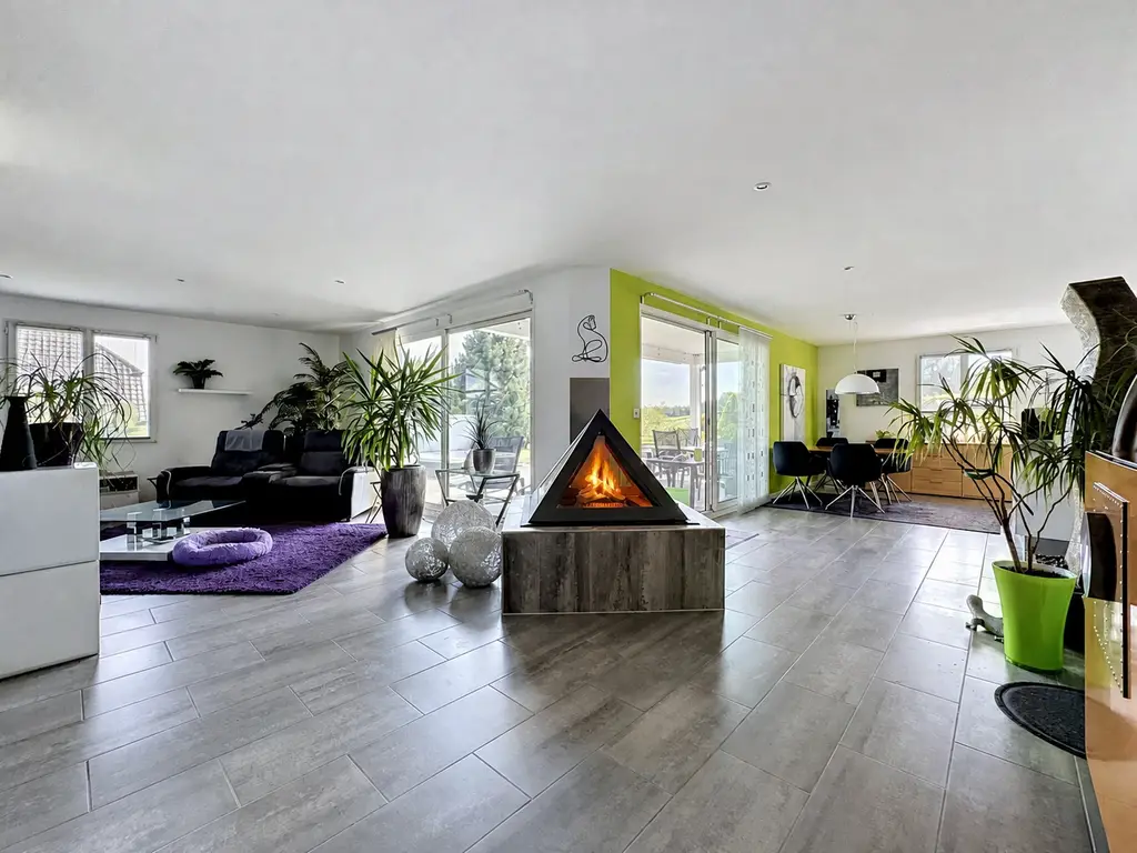 Villa de plain-pied 4.5 pièces avec piscine, jacuzzi, salle de cinéma et 3 garages box