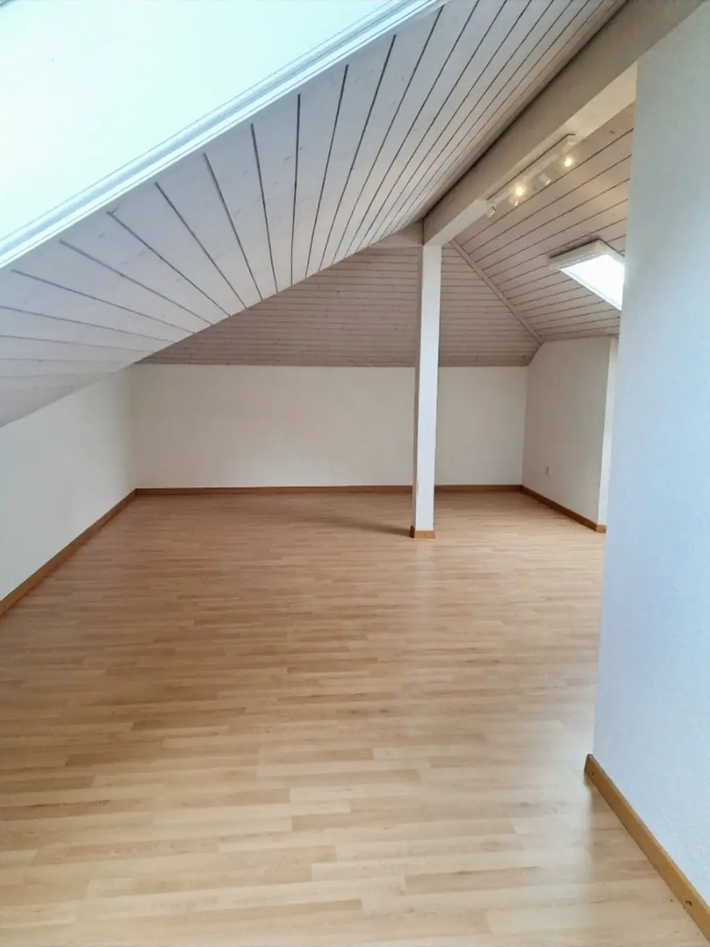 Zweistöckiges Raumwunder in Bremgarten: 6.5-Zimmer-Maisonette mit beheiztem Pavillon &amp; Bastelraum