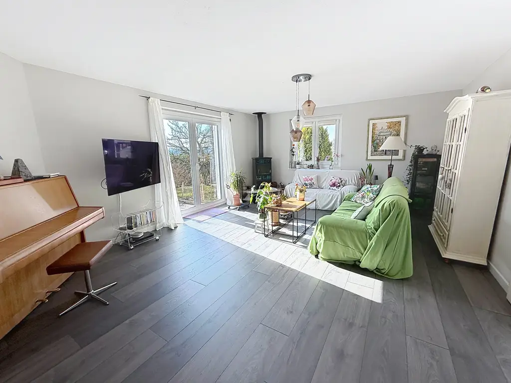 Belle maison familiale de 6,5 pièces avec véranda, jardin arboré et panneaux solaires – Ursy (FR)