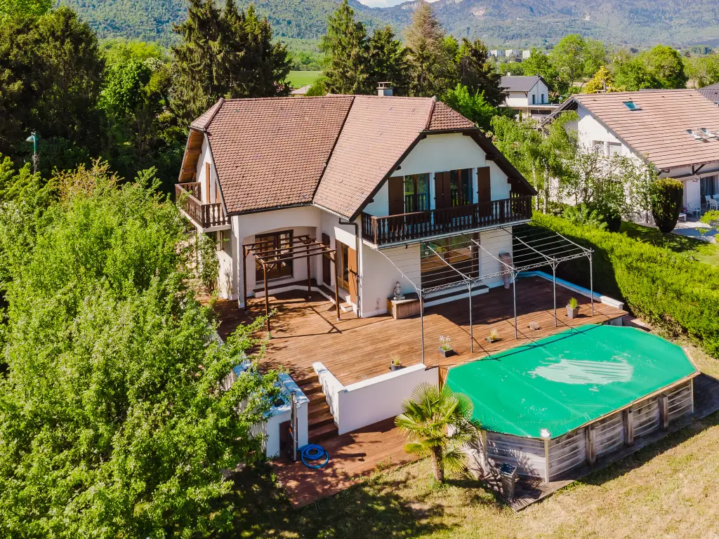 À vendre : Échenevex Villa rénovée avec piscine, vue dégagée sur les Alpes.
