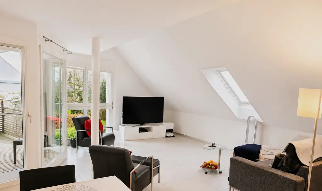 Geräumige 3.5-Zimmer Dachwohnung mit Aussicht in Weiningen