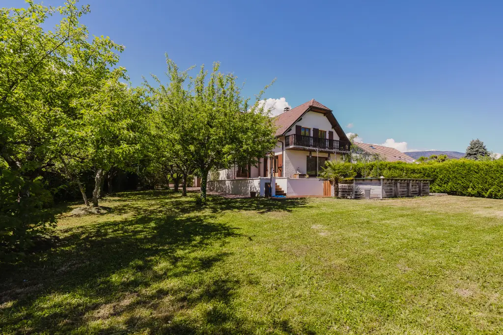 À vendre : Échenevex Villa rénovée avec piscine, vue dégagée sur les Alpes.