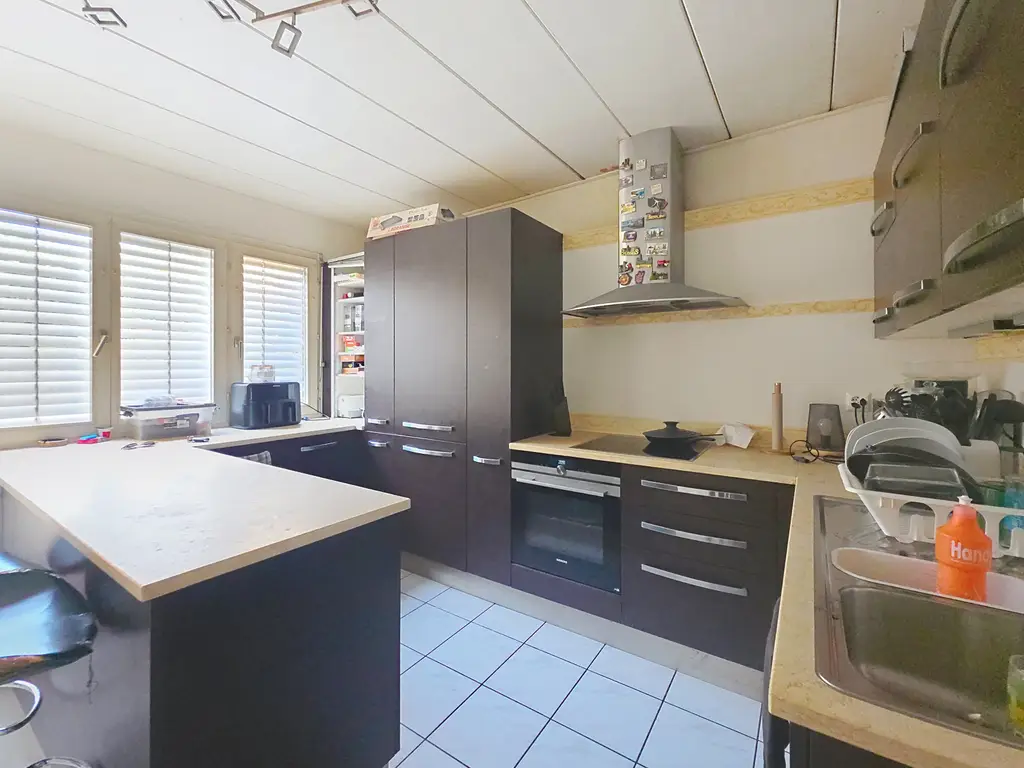 Maison jumelle familiale avec terrasse et garage