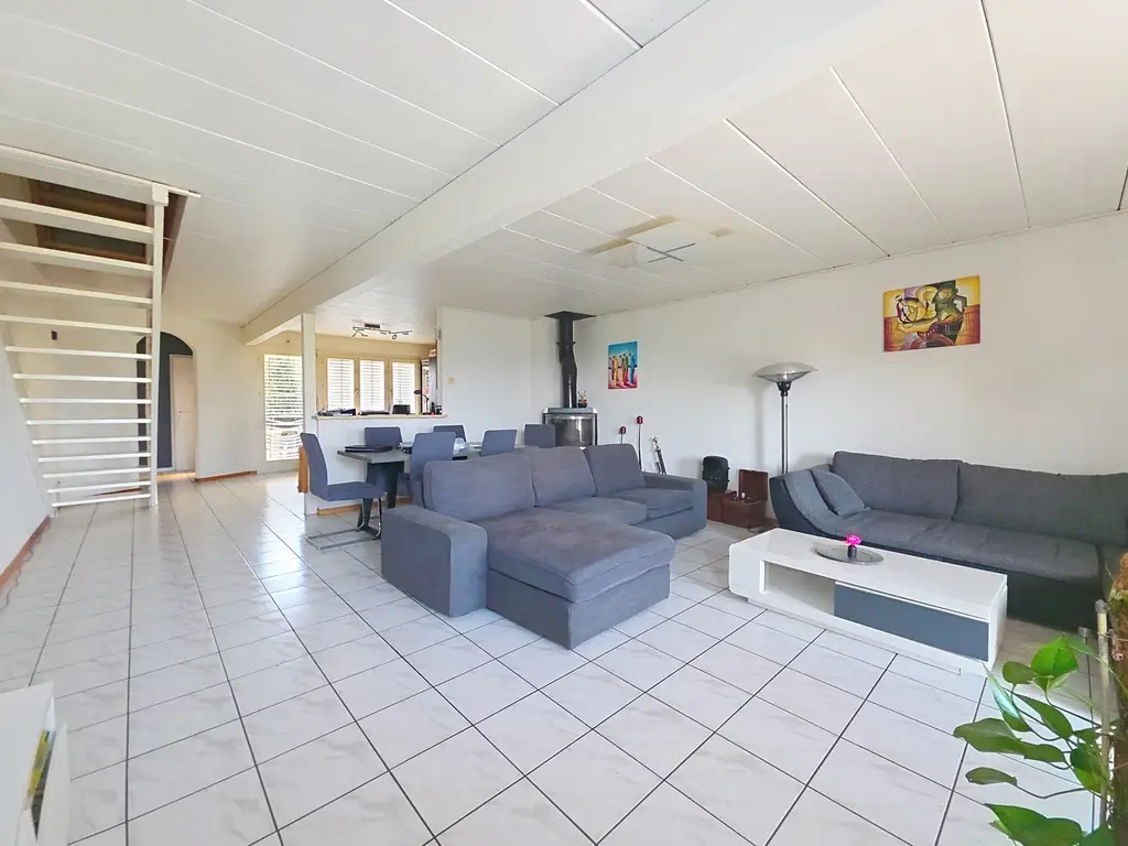 Maison jumelle familiale avec terrasse et garage