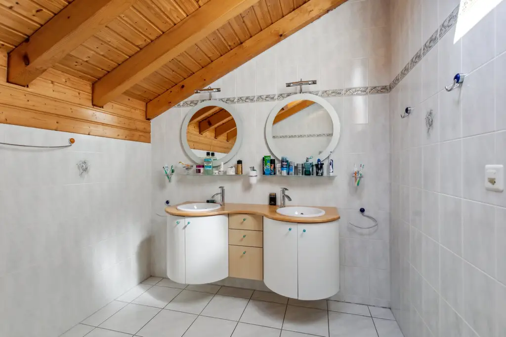 RESERVE &#8211; Charmante villa de 5,5 pièces jumelée par les garages