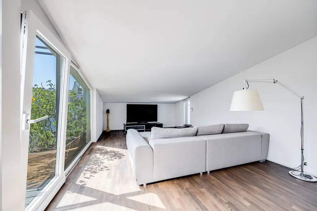 Dachwohnung mit moderne Architektur und sonniger Terrasse