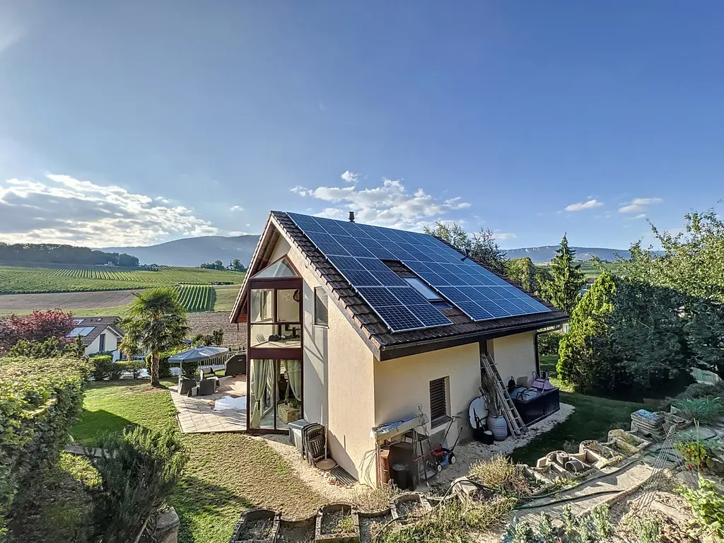 Maison individuelle d’exception – Autonomie énergétique, volumes généreux et cadre idyllique