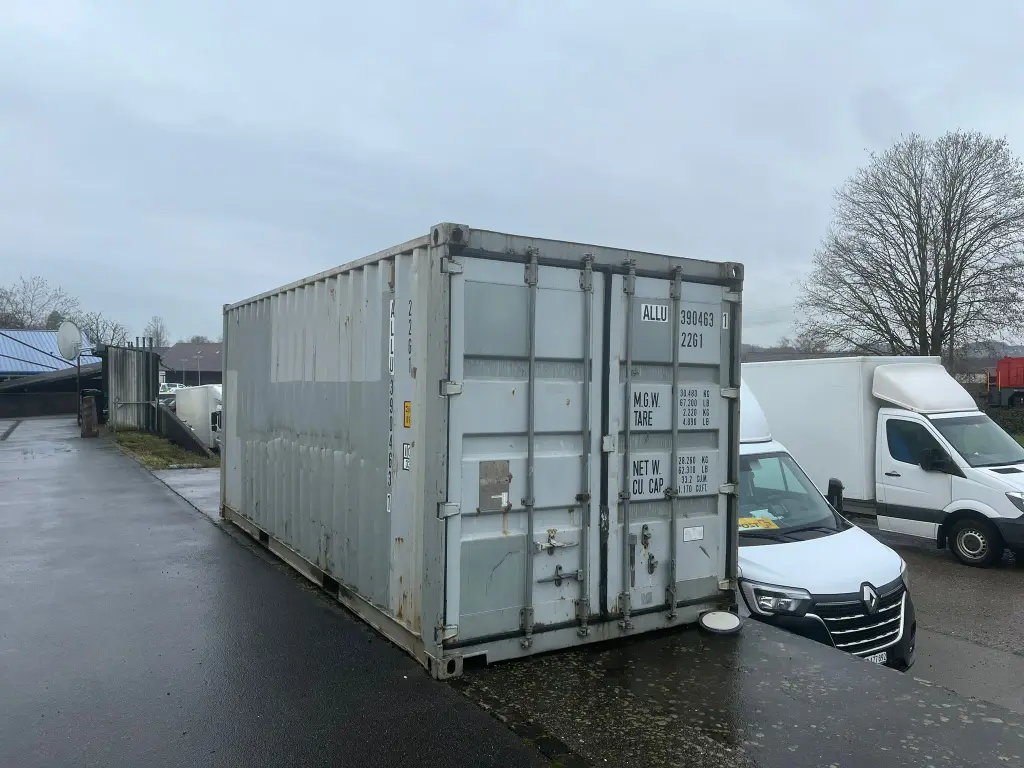 SCHIFFSCONTAINER ALS LAGERFLÄCHE