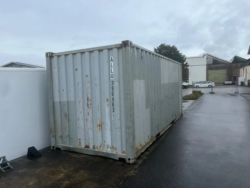 SCHIFFSCONTAINER ALS LAGERFLÄCHE