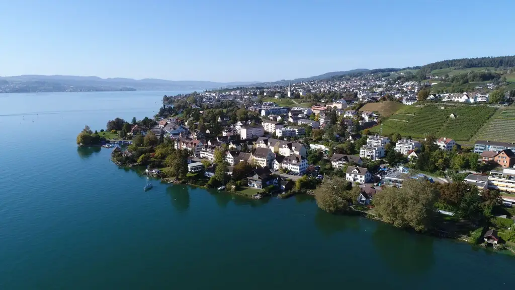Grosszügiges Leben am See mit Garten