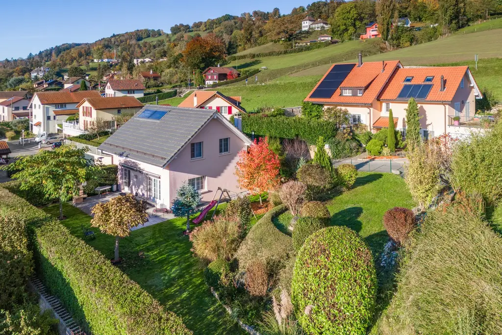 Coup de coeur pour cette magnifique maison individuelle de 5,5 pièces dans un quartier résidentiel prisé, grand jardin (parcelle de 1013 m2)