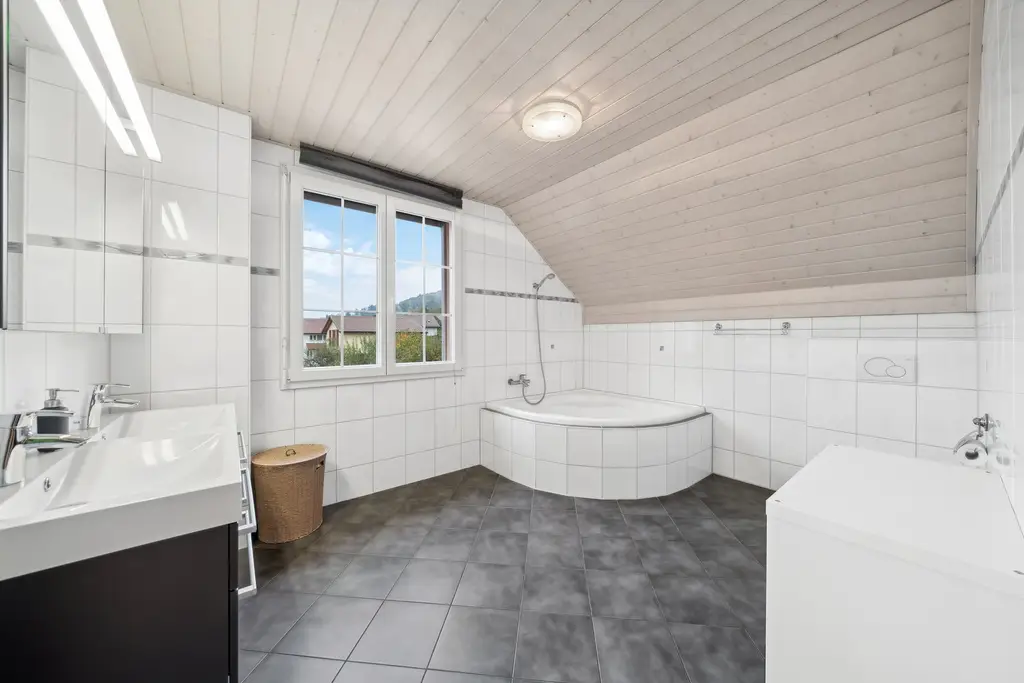 Coup de coeur pour cette magnifique maison individuelle de 5,5 pièces dans un quartier résidentiel prisé, grand jardin (parcelle de 1013 m2)