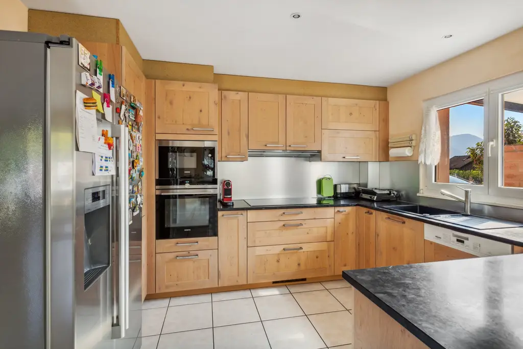 RESERVE &#8211; Charmante villa de 5,5 pièces jumelée par les garages