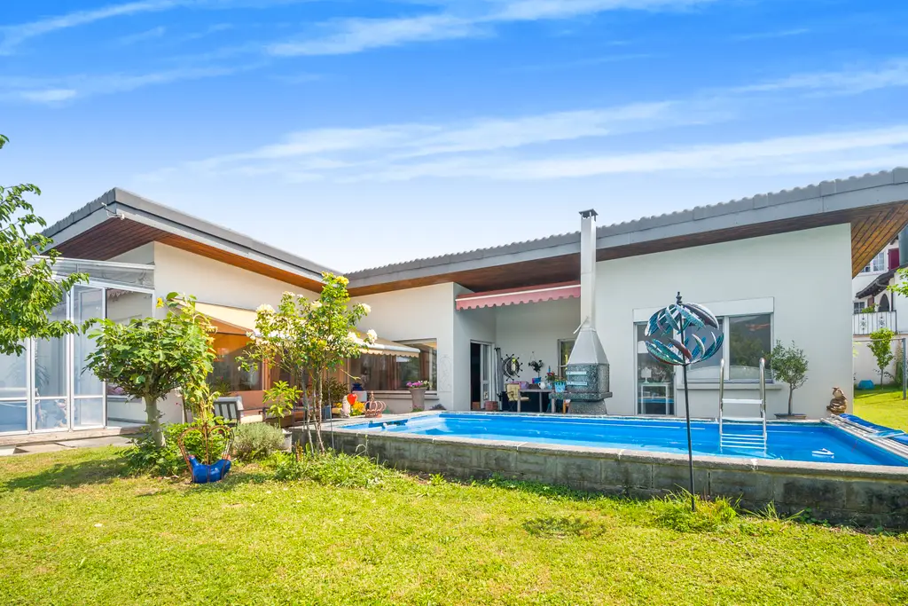 Neues Dach mit Pool und viel Platz
