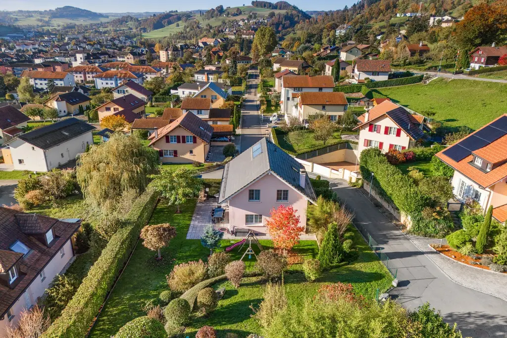 Coup de coeur pour cette magnifique maison individuelle de 5,5 pièces dans un quartier résidentiel prisé, grand jardin (parcelle de 1013 m2)