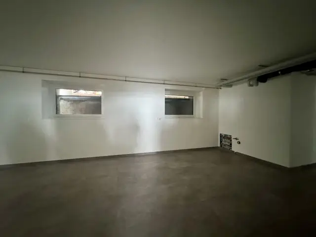 A VENDRE OU A LOUER Local commercial avec entrée indépendante