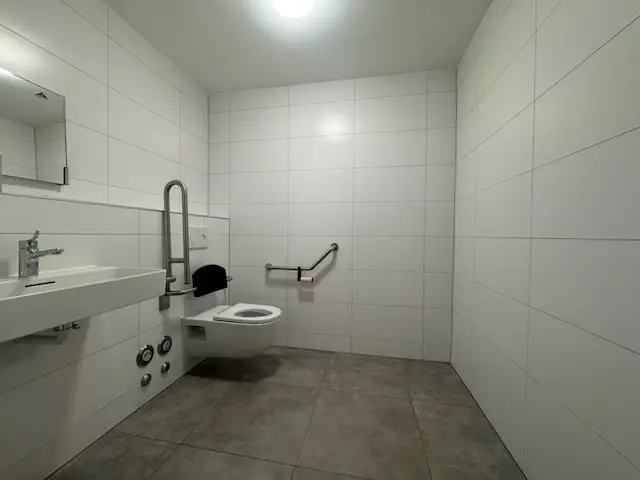 À LOUER   OU À VENDRE, local commercial avec entrée indépendante