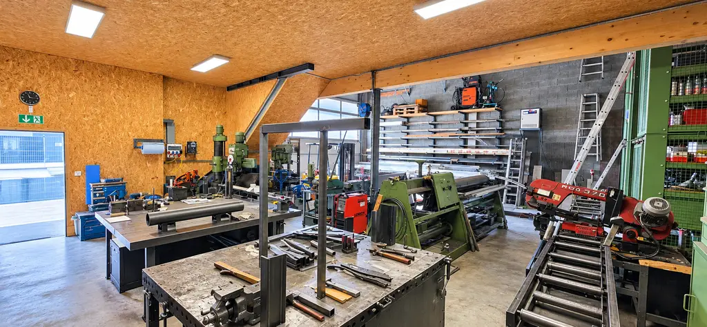 Halle artisanale avec atelier, bureaux et mezzanine – env. 190 m² utiles