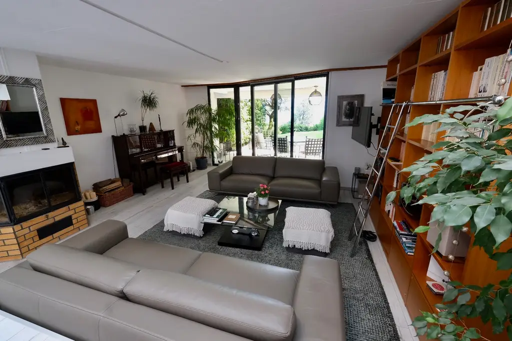 TRES BELLE VILLA CONTEMPORAINE VUE LAC AU CALME