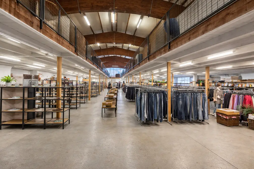 ATTRAKTIVE GEWERBEFLÄCHE IN ZENTRALER LAGE – FLEXIBEL, GROSSZÜGIG UND LOGISTISCH OPTIMAL