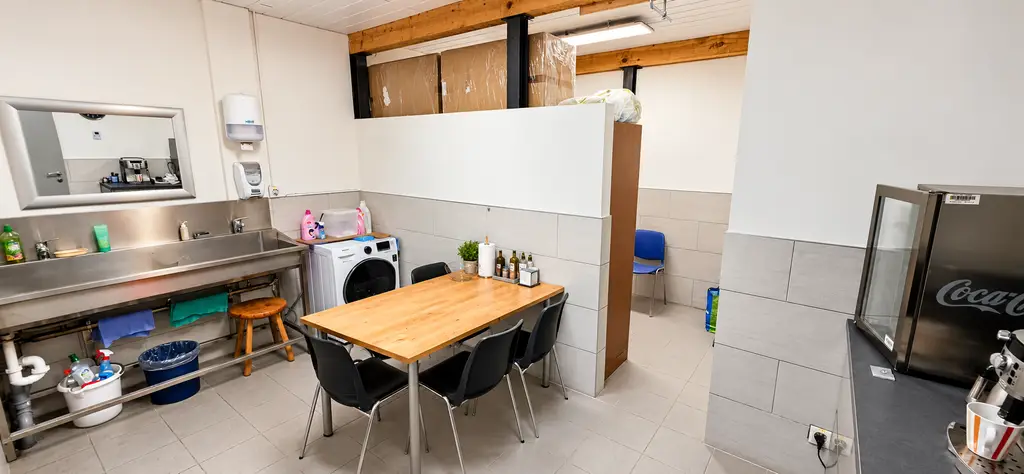 Halle artisanale avec atelier, bureaux et mezzanine – env. 190 m² utiles