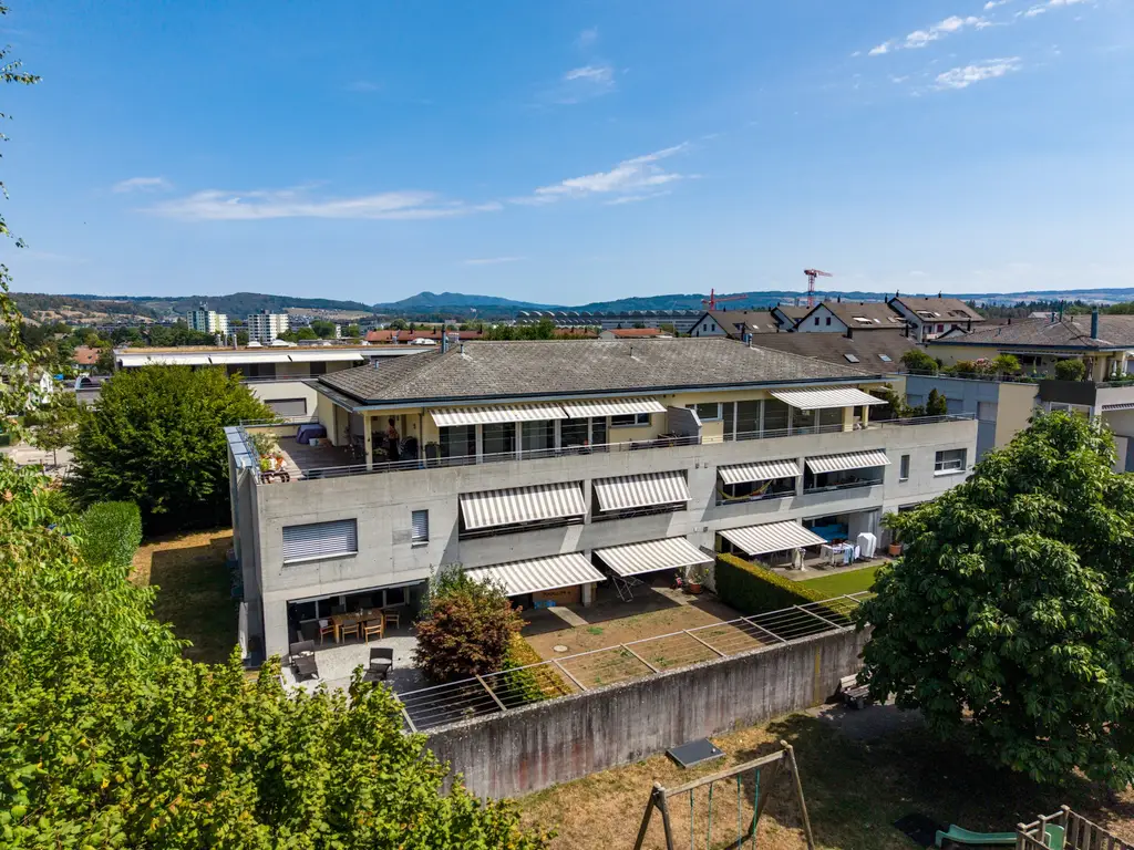 Helle Attikawohnung mit Aussicht und grosser Terrasse