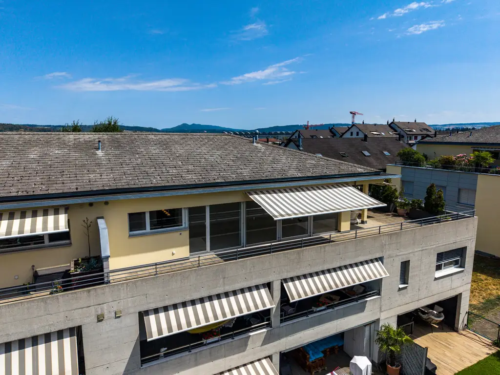 Helle Attikawohnung mit Aussicht und grosser Terrasse