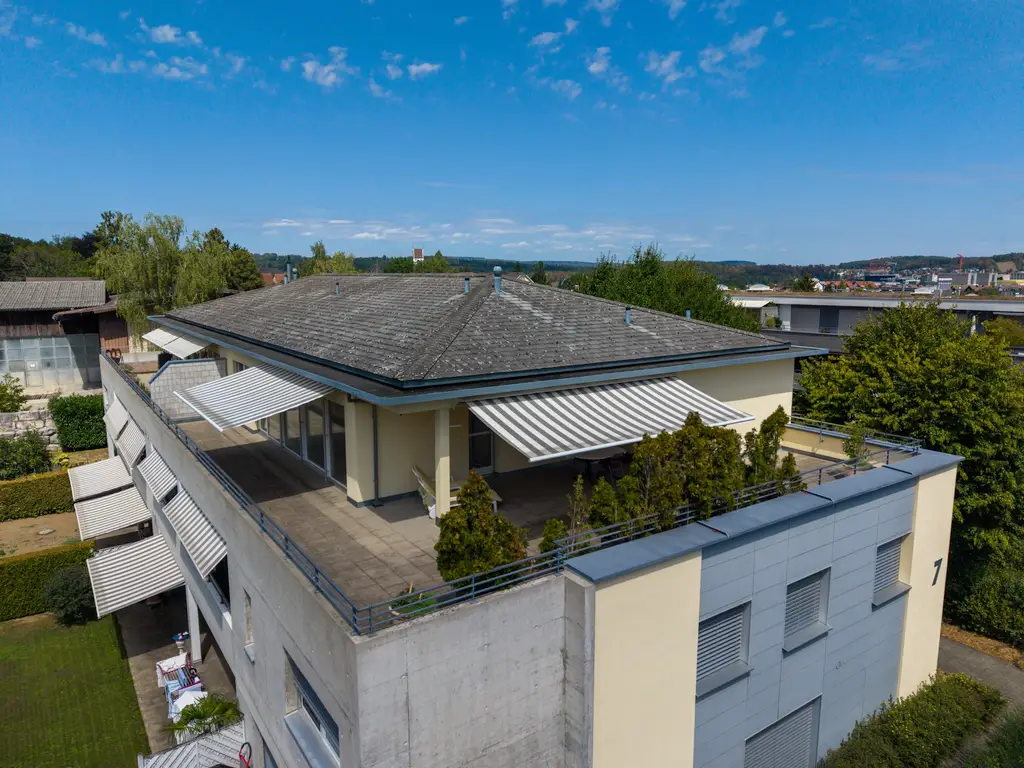 Helle Attikawohnung mit Aussicht und grosser Terrasse