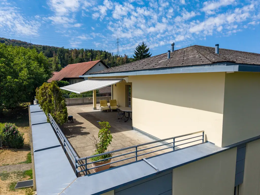 Helle Attikawohnung mit Aussicht und grosser Terrasse